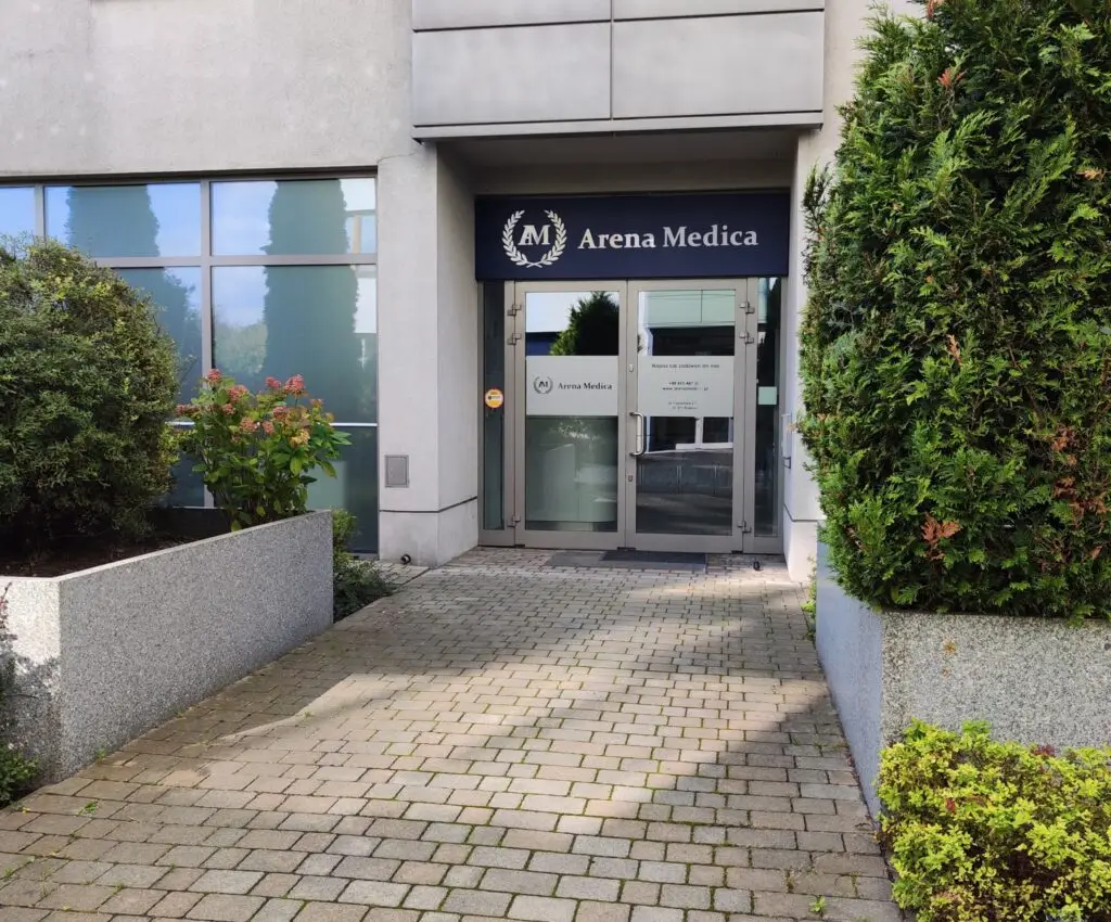 Zdjęcie przedstawia wejście do przychodni Arena Medica